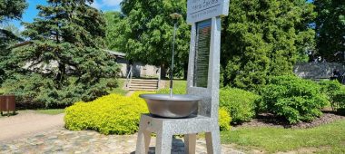 Interactive environmental object “About what comes out”