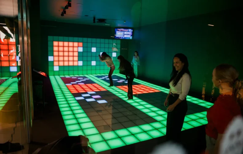 Gunsnlasers_gallery_centre_04